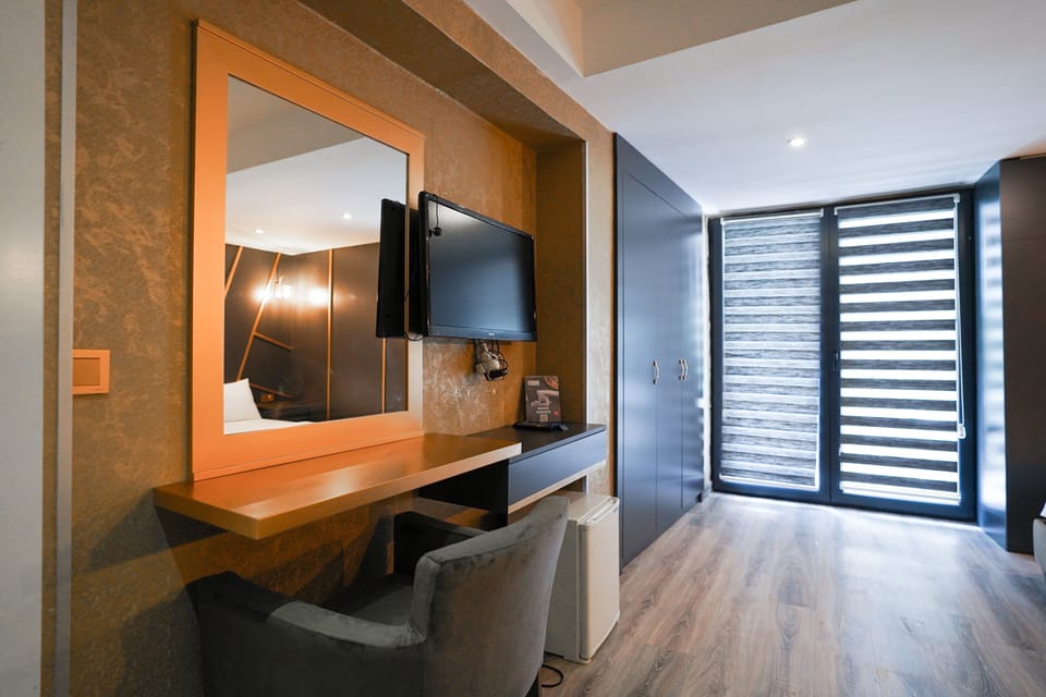 Family Quadruple Room | In-room safe, desk, laptop workspace, soundproofing