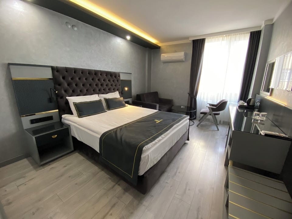 Room | Minibar, desk, WiFi (free)