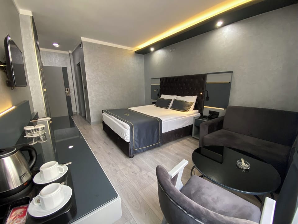 Minibar, desk, WiFi (free)