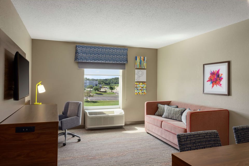 Suite, 1 King Bed, Non Smoking | Living area | 32-inch flat-screen TV with cable channels, TV