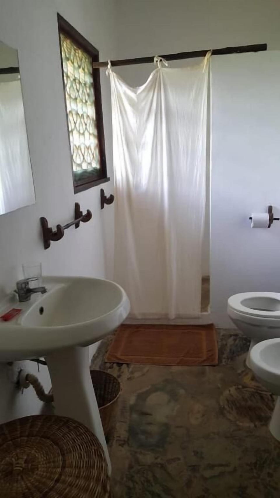 Shower, bidet, towels