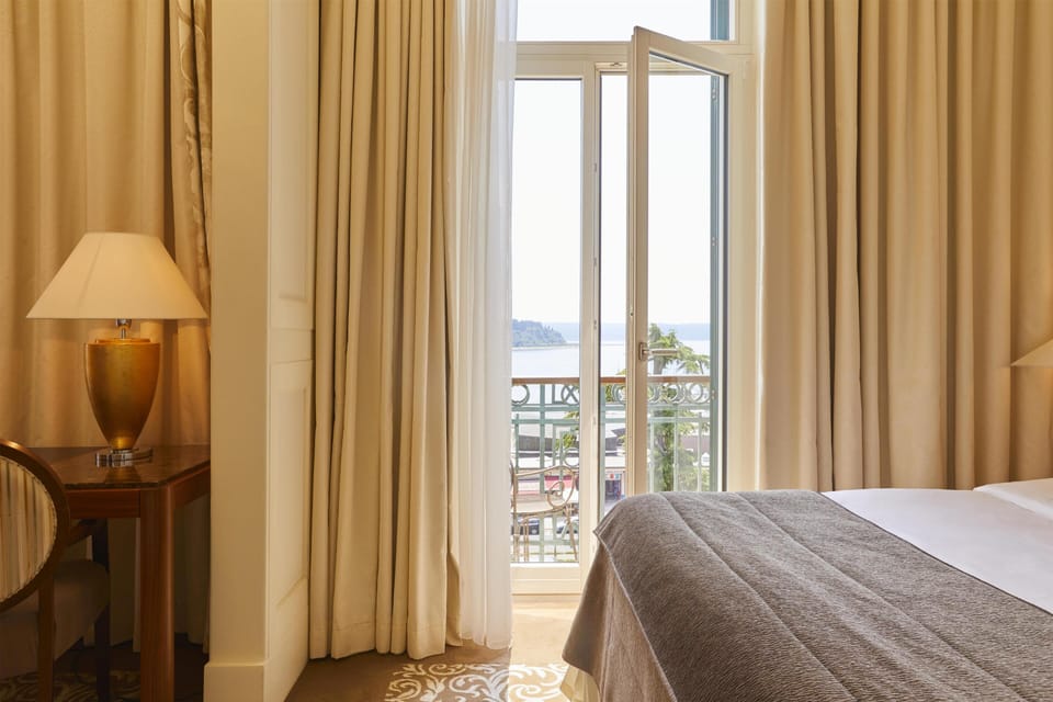 Hypo-allergenic bedding, minibar, in-room safe, desk