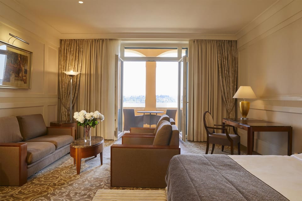Hypo-allergenic bedding, minibar, in-room safe, desk