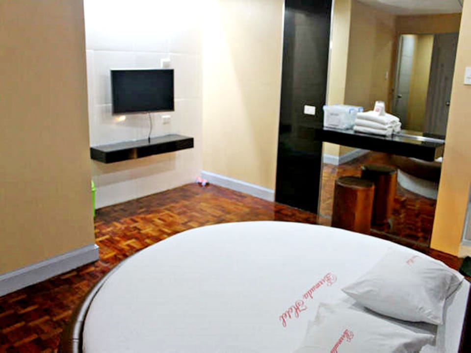 Taxi Room | Iron/ironing board, free WiFi