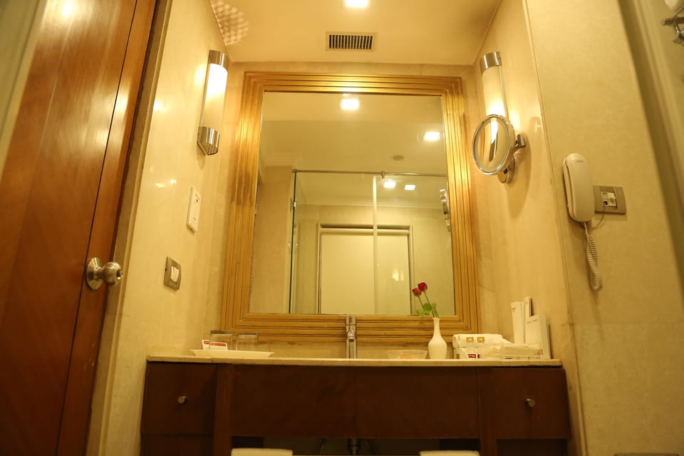 Deluxe Room | Bathroom sink
