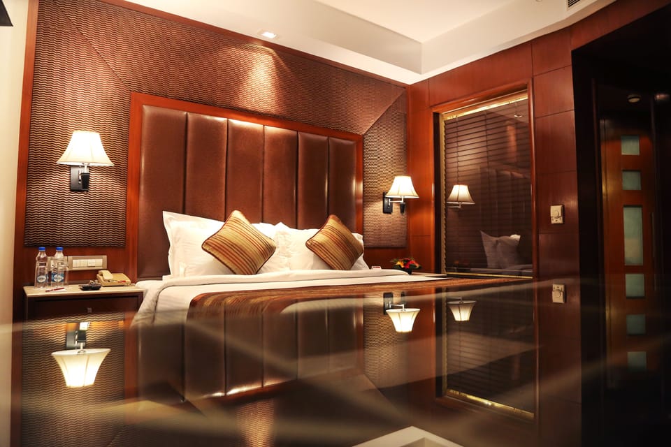 Suite | Living area | 31-inch LCD TV with digital channels, TV