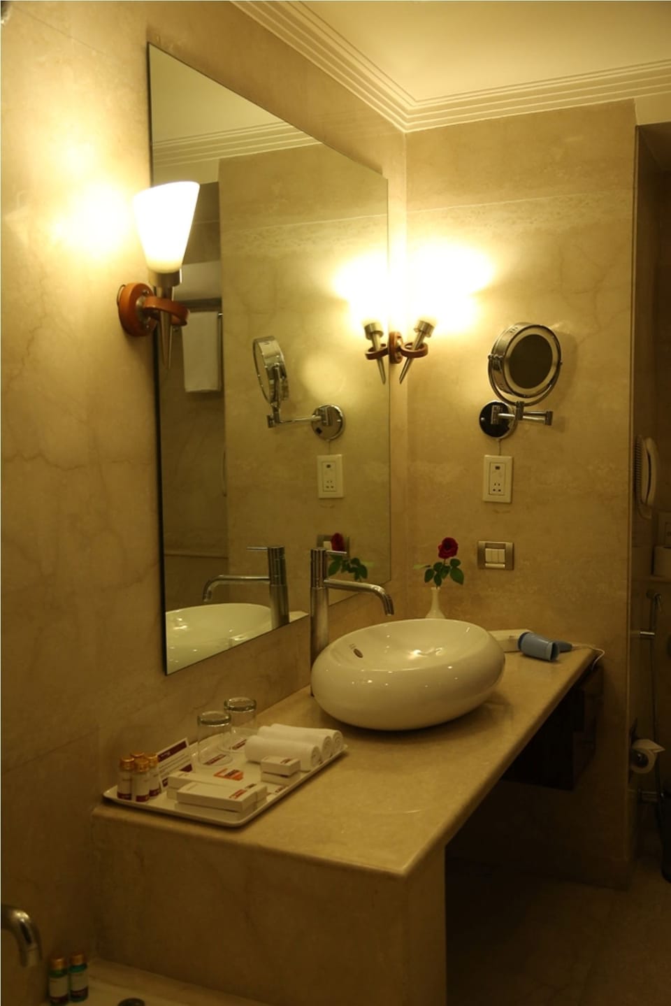 Suite | Bathroom | Free toiletries, hair dryer, bathrobes, towels