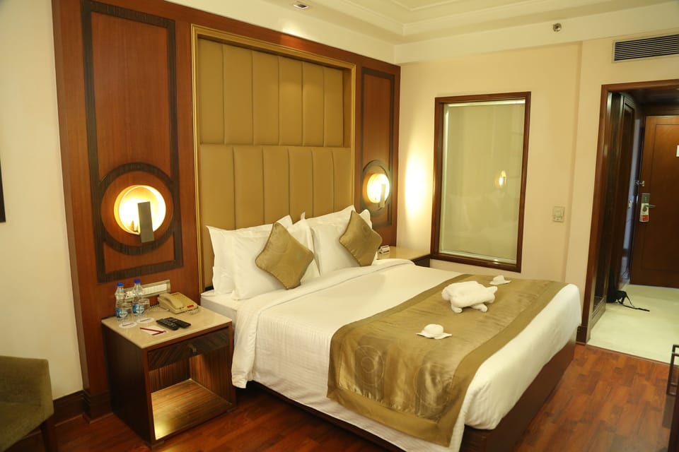 Deluxe Room | Living room | 31-inch LCD TV with digital channels, TV