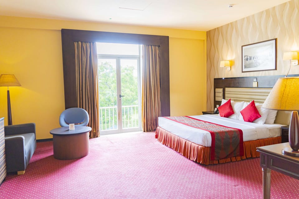 Executive Suite, 1 King Bed | Premium bedding, minibar, in-room safe, desk
