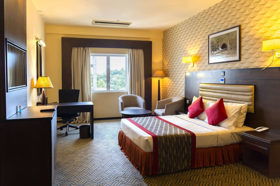 Deluxe Room, 1 Queen Bed | Premium bedding, minibar, in-room safe, desk