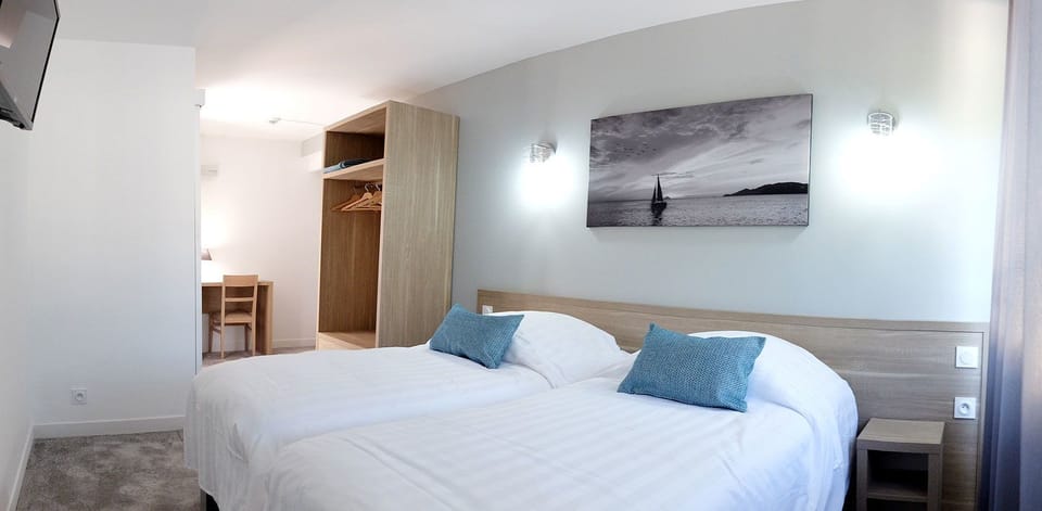 Triple Room, Ensuite (Vue Colline ) | Premium bedding, in-room safe, desk, soundproofing