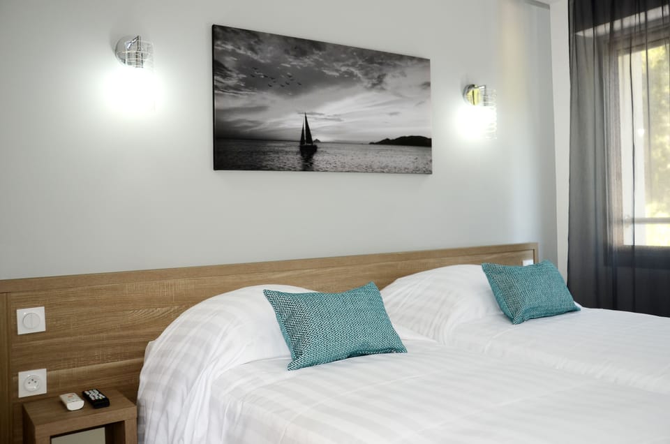 Standard Double or Twin Room (Vue sur Colline) | Premium bedding, in-room safe, desk, soundproofing