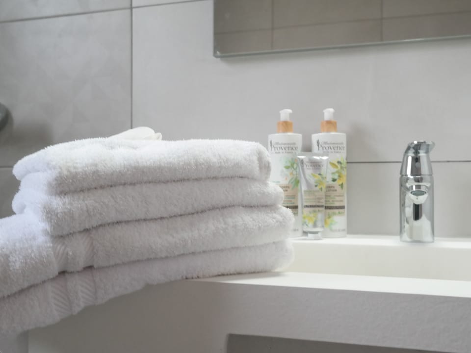 Shower, rainfall showerhead, free toiletries, hair dryer