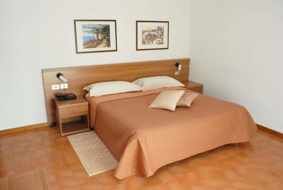 Double or Twin Room | Desk, blackout drapes, free cribs/infant beds, rollaway beds