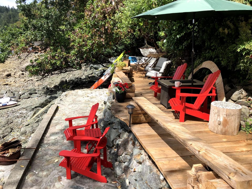 New 50' 2nd level deck patio with beach fire pit to keep warm on cool evenings