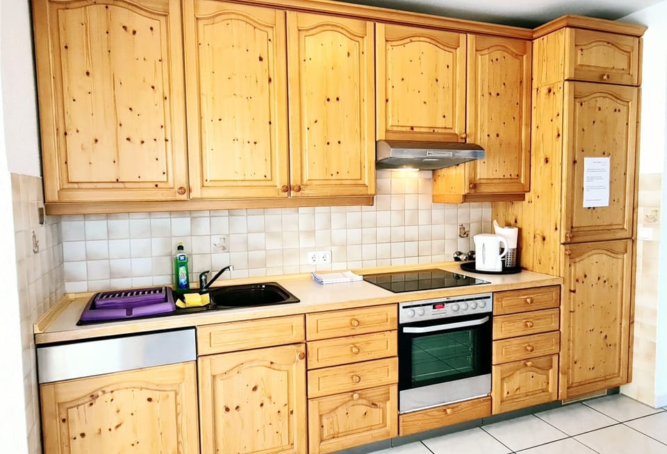 Basic Apartment, 4 Bedrooms, Kitchen | Private kitchen