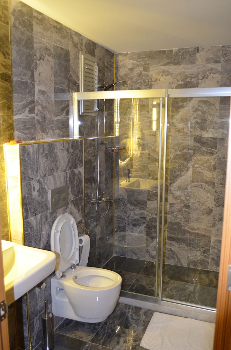 Classic Room, 1 Bedroom | Bathroom | Shower, rainfall showerhead, free toiletries, hair dryer