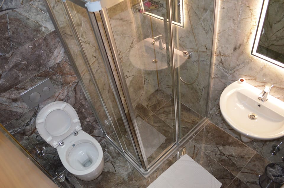 Classic Room, 1 Bedroom | Bathroom | Shower, rainfall showerhead, free toiletries, hair dryer