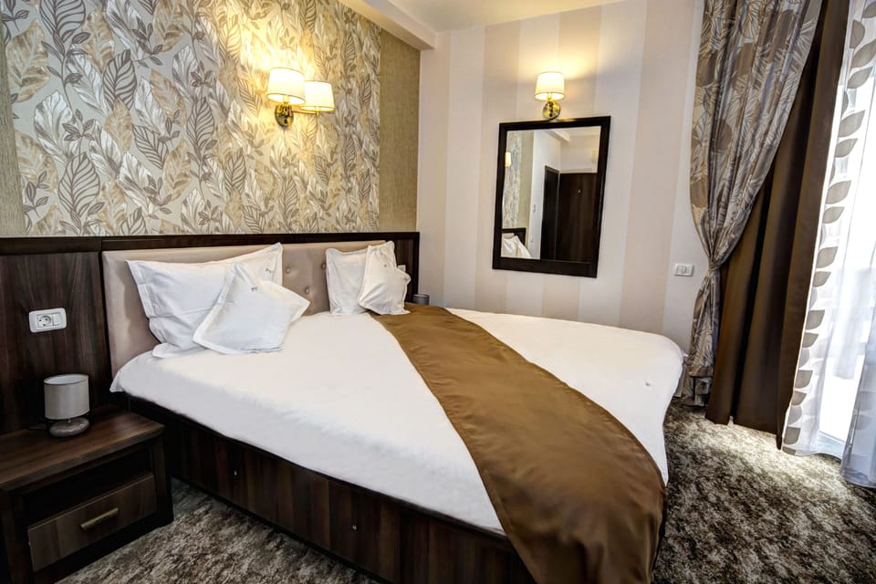 Standard Double or Twin Room, Mountain View | Soundproofing, travel crib, free WiFi, bed sheets