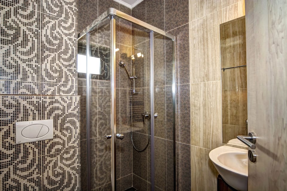 Standard Double or Twin Room, Mountain View | Bathroom | Shower, free toiletries, towels