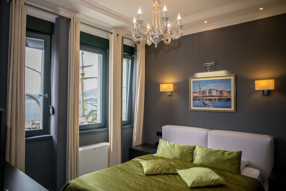 Deluxe Suite, Bay View, Sea Facing | 1 bedroom, premium bedding, minibar, in-room safe