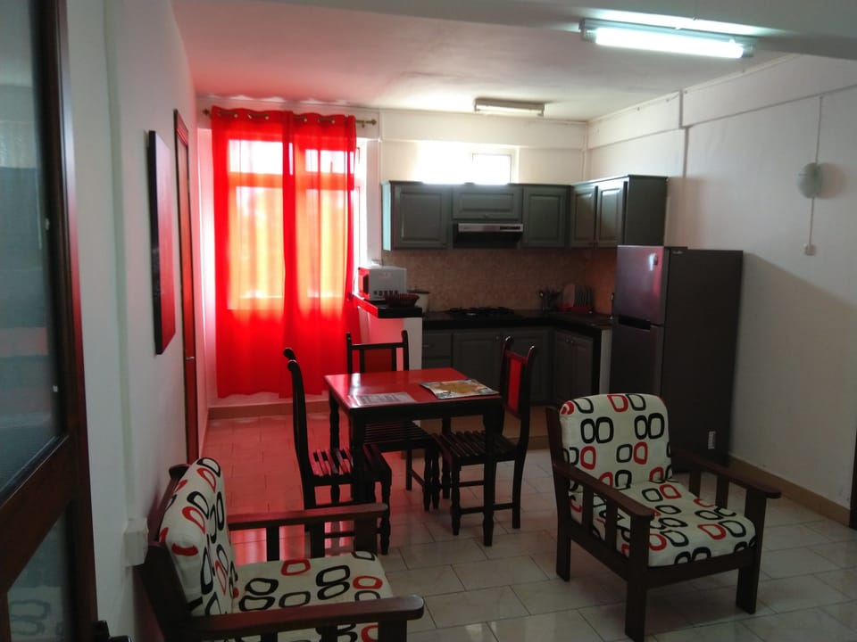 Studio Suite | Living area | 40-inch LED TV with satellite channels, TV