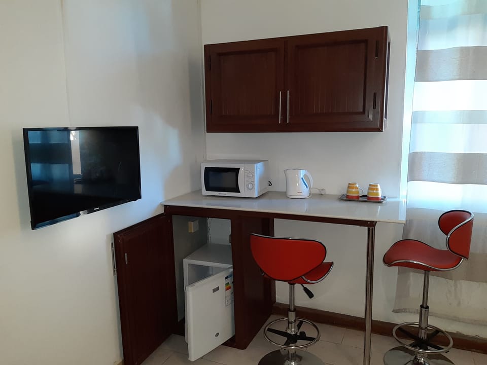 Deluxe Suite, 1 Bedroom | Living area | 40-inch LED TV with satellite channels, TV