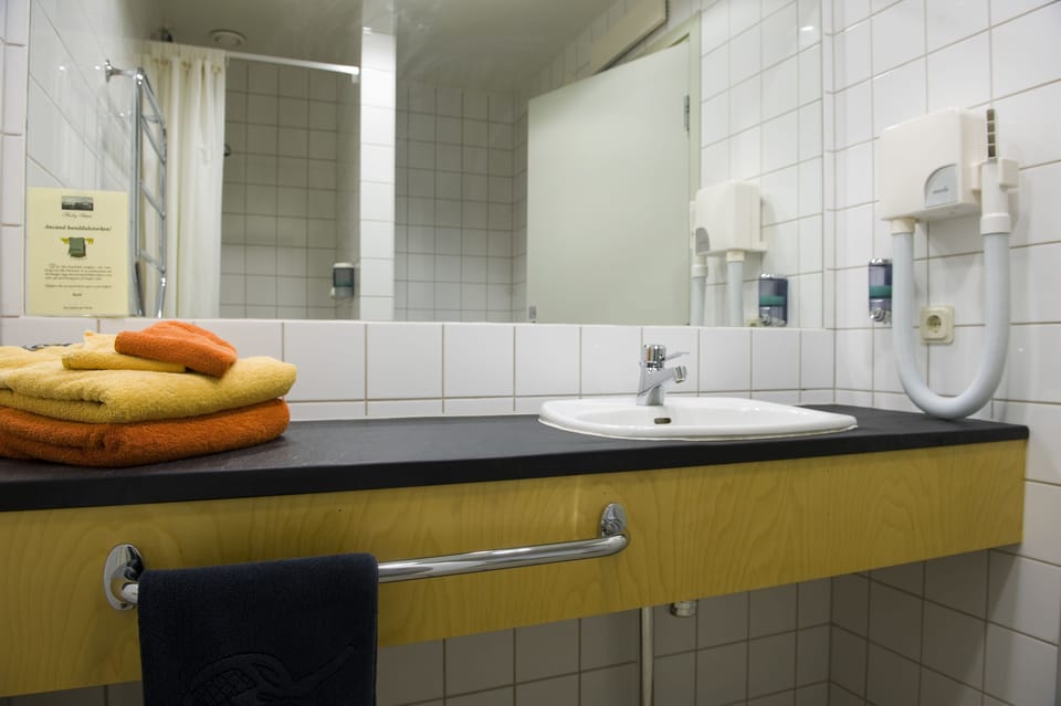 Double Room | Bathroom | Shower, free toiletries, hair dryer (on request), towels