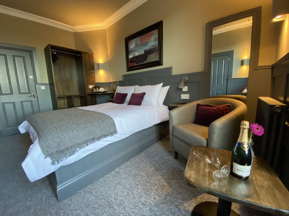 Double En-suite | Iron/ironing board, free WiFi, bed sheets