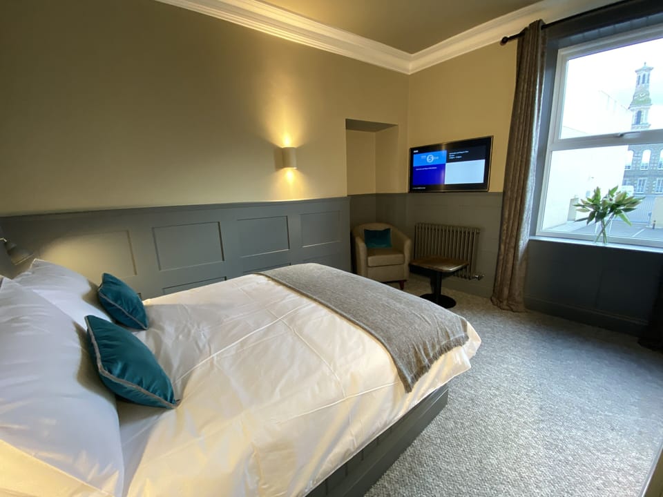 Double En-suite | Iron/ironing board, free WiFi, bed sheets