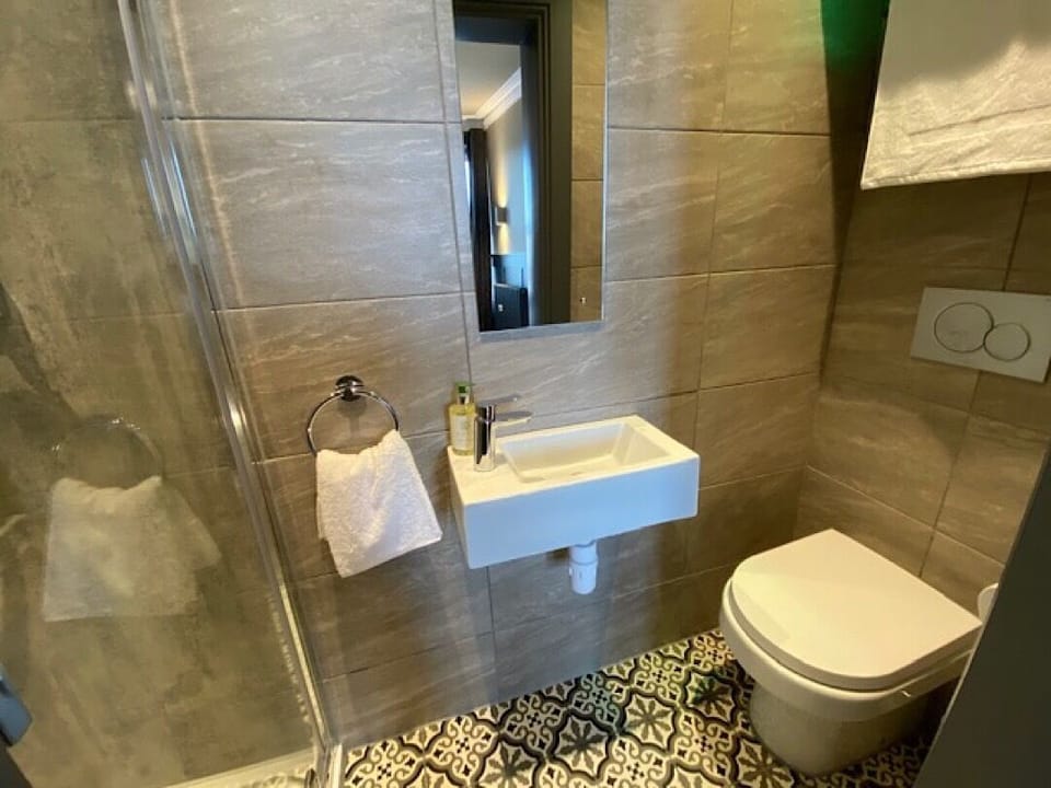 Double En-suite | Bathroom | Shower, hair dryer, towels