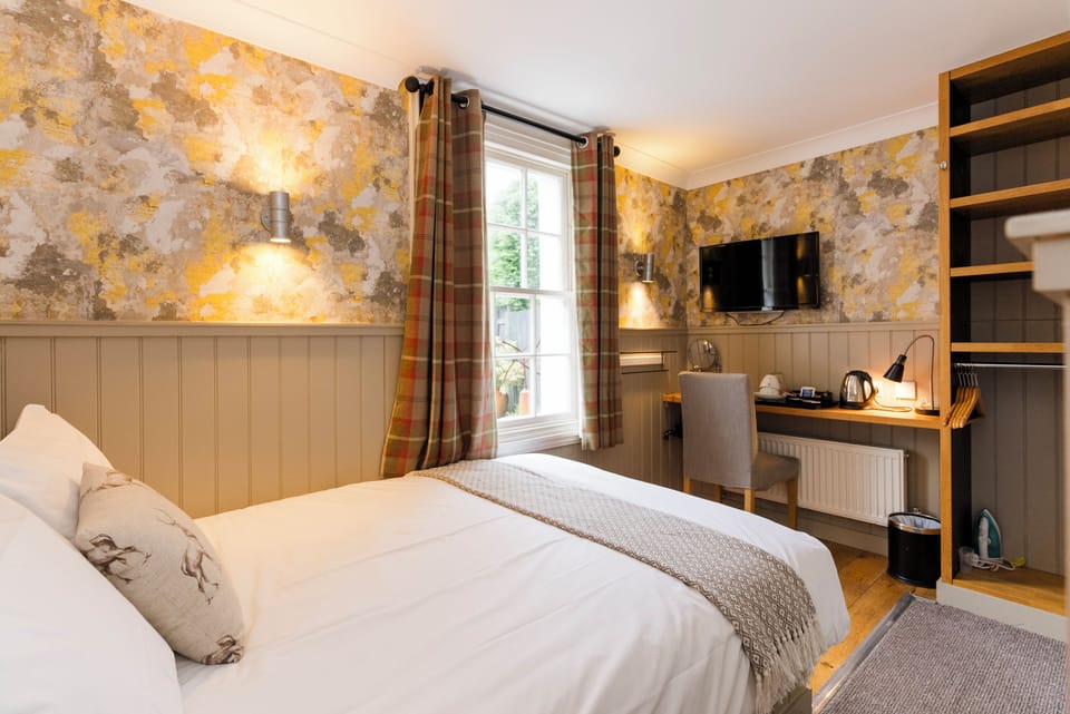 Double En-suite | Desk, iron/ironing board, free WiFi