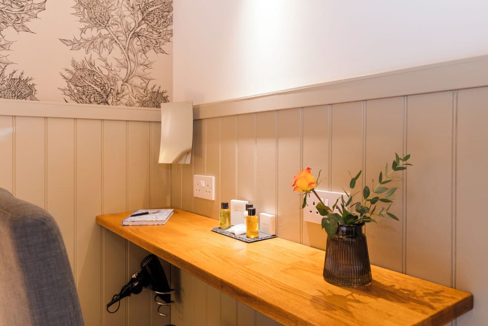 Double En-suite | Desk, iron/ironing board, free WiFi