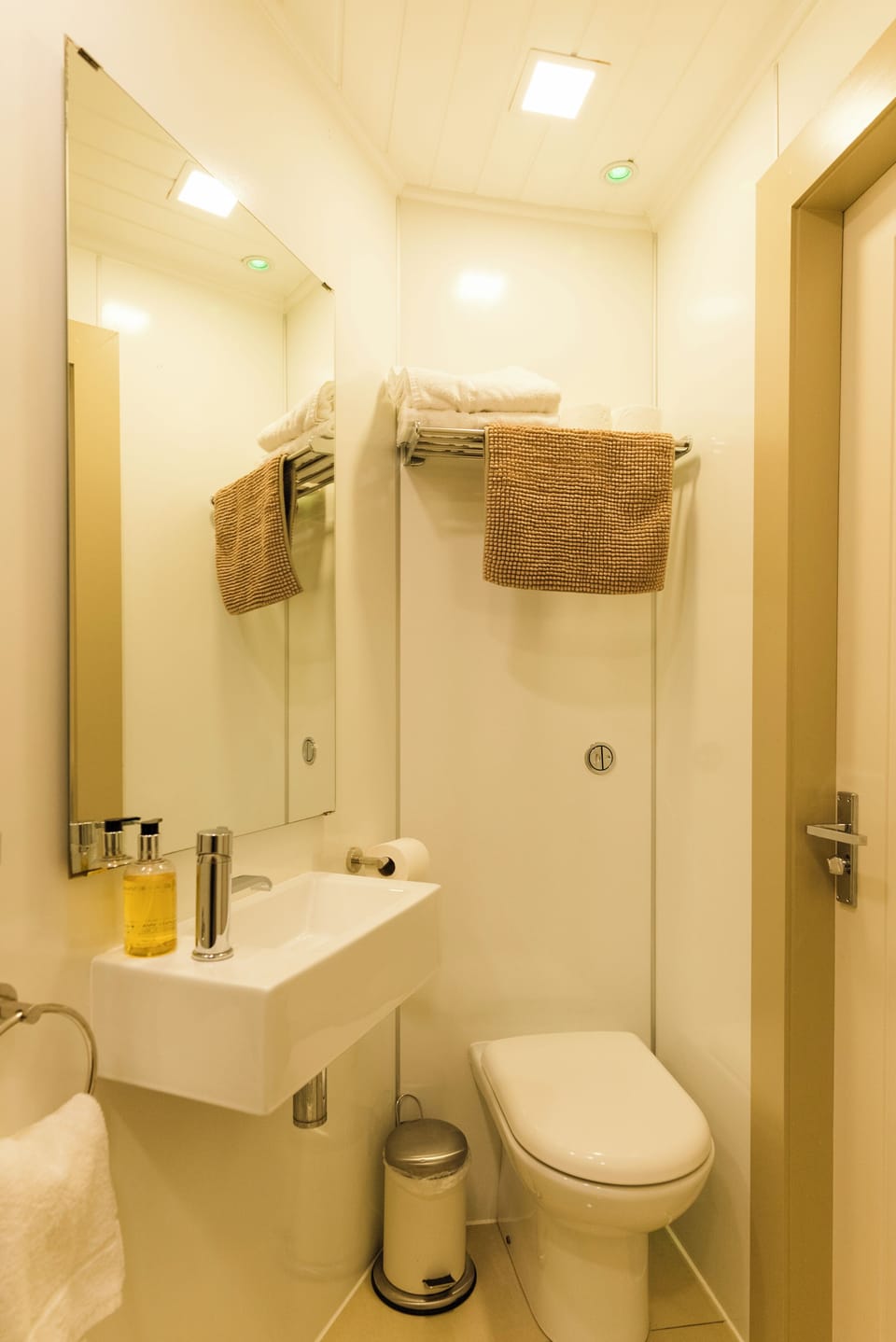 Double En-suite | Bathroom | Shower, hair dryer, towels