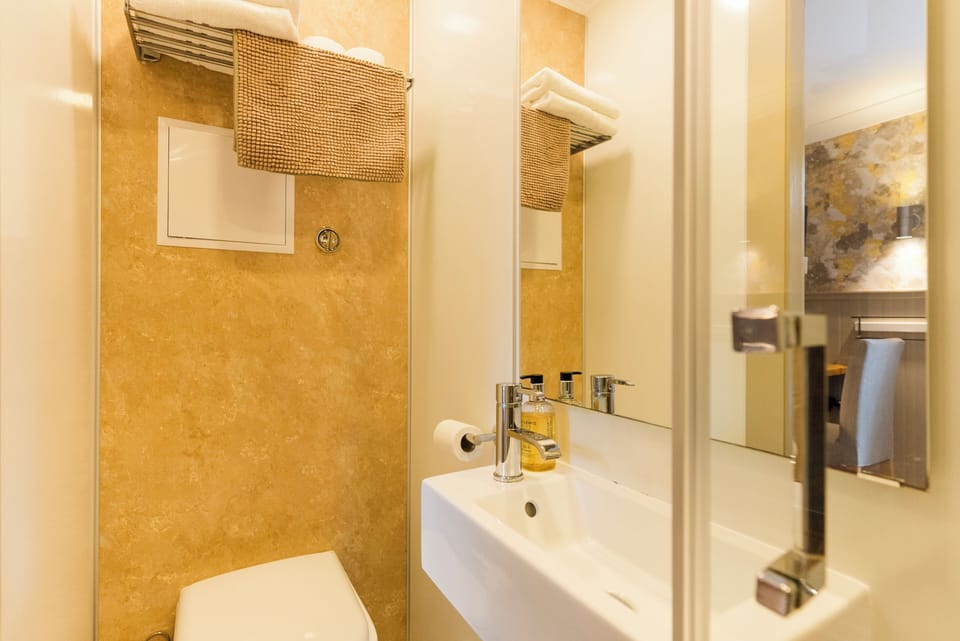 Double En-suite | Bathroom | Shower, hair dryer, towels