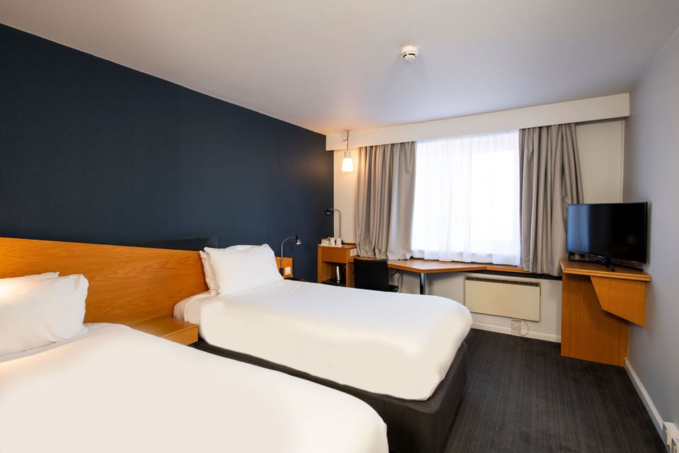 Standard Room, 2 Twin Beds (with Free Hot Breakfast) | Desk, laptop workspace, iron/ironing board, WiFi (free)
