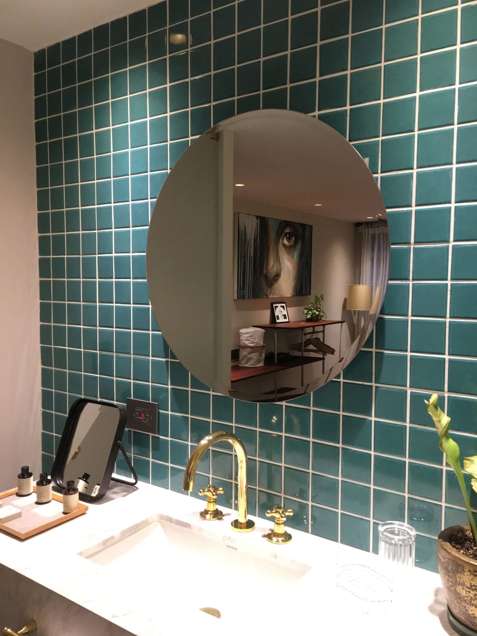 Bathroom sink