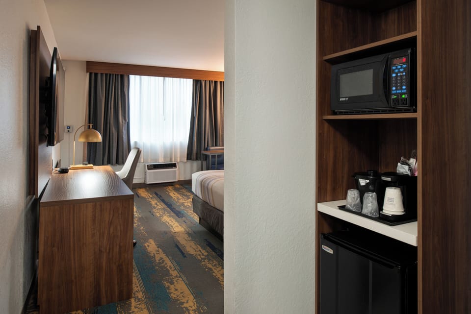 Room, 1 King Bed, Non Smoking | Premium bedding, pillowtop beds, desk, blackout drapes