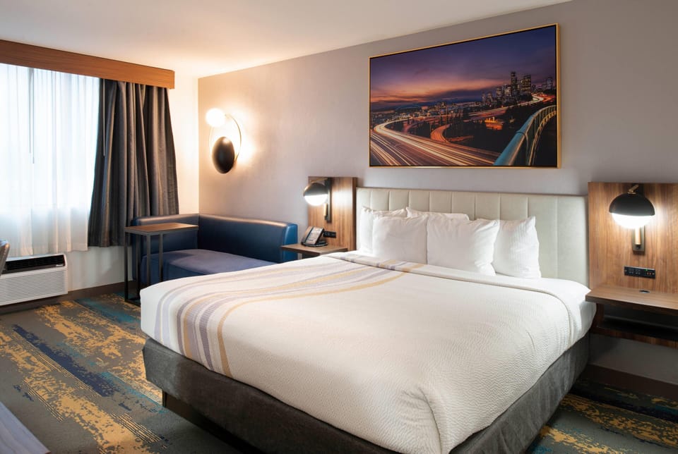 Room, 1 King Bed, Non Smoking | Premium bedding, pillowtop beds, desk, blackout drapes