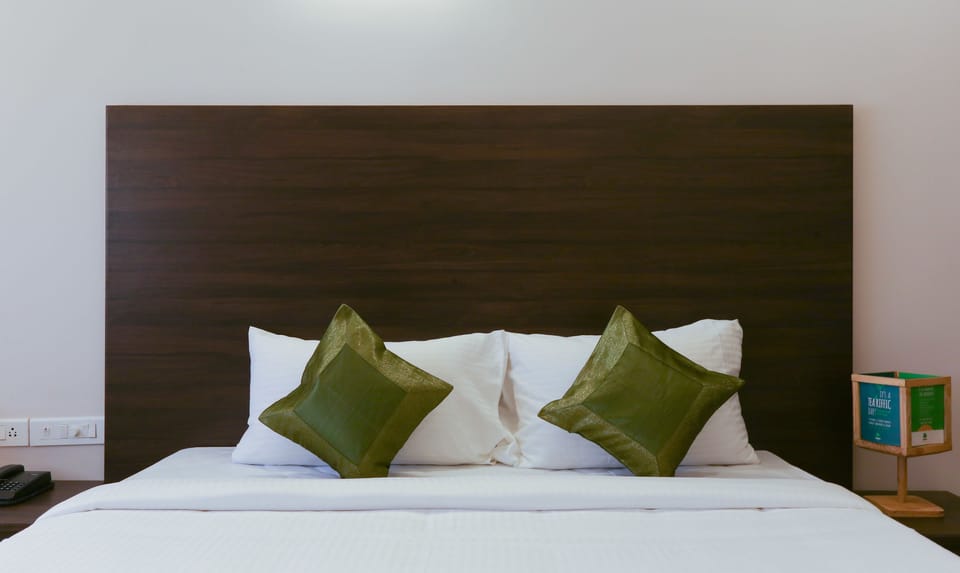 Deluxe Room | Desk, iron/ironing board, rollaway beds, free WiFi