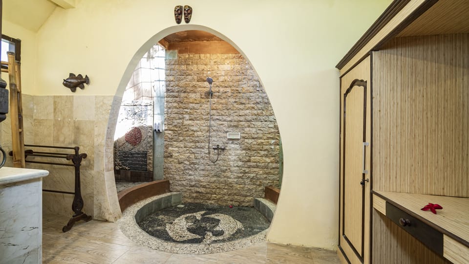 Garden Bungalows | Bathroom | Shower, hydromassage showerhead, free toiletries