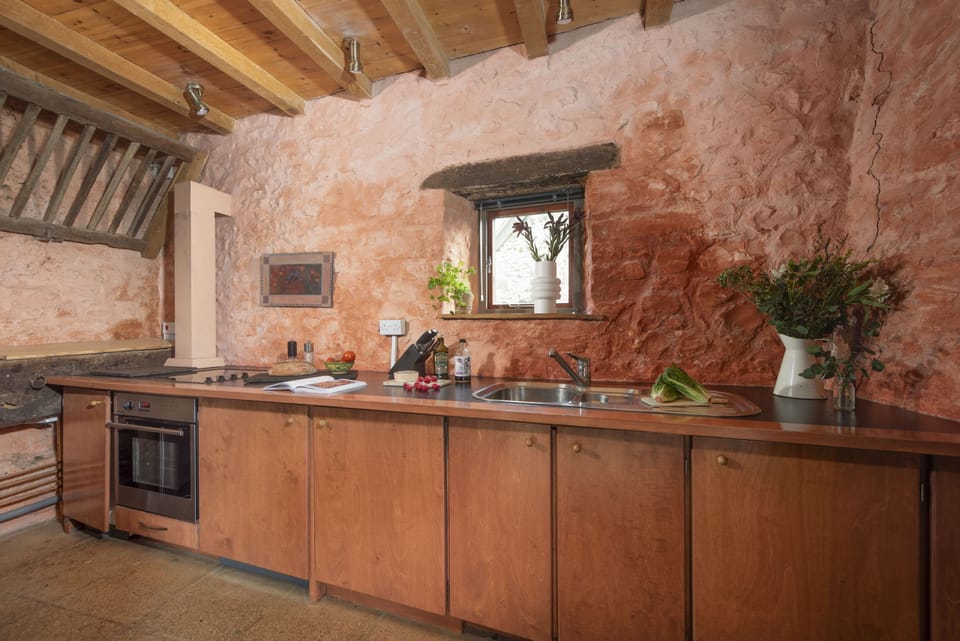 The well-equipped kitchen
