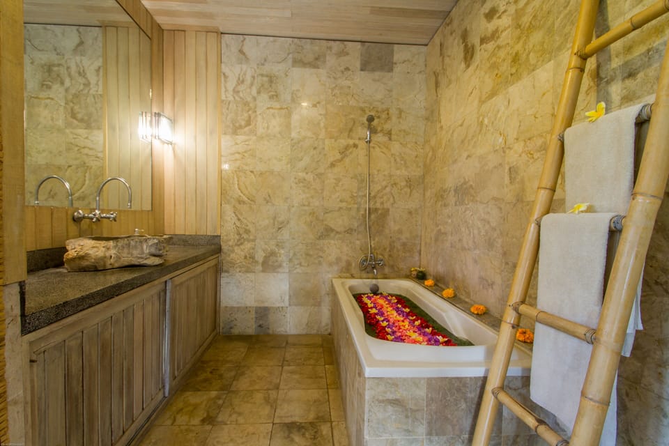Deluxe Room | Bathroom | Shower, free toiletries, bidet, towels