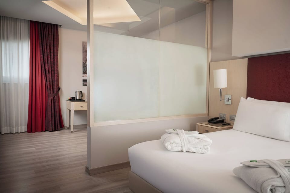 Suite | Down comforters, minibar, in-room safe, desk