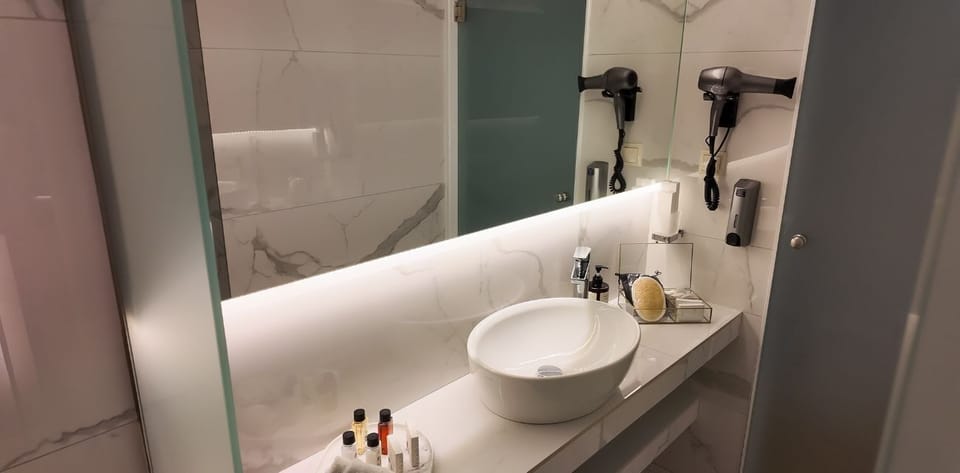 Junior Suite, Sea View | Bathroom | Shower, free toiletries, hair dryer, bathrobes