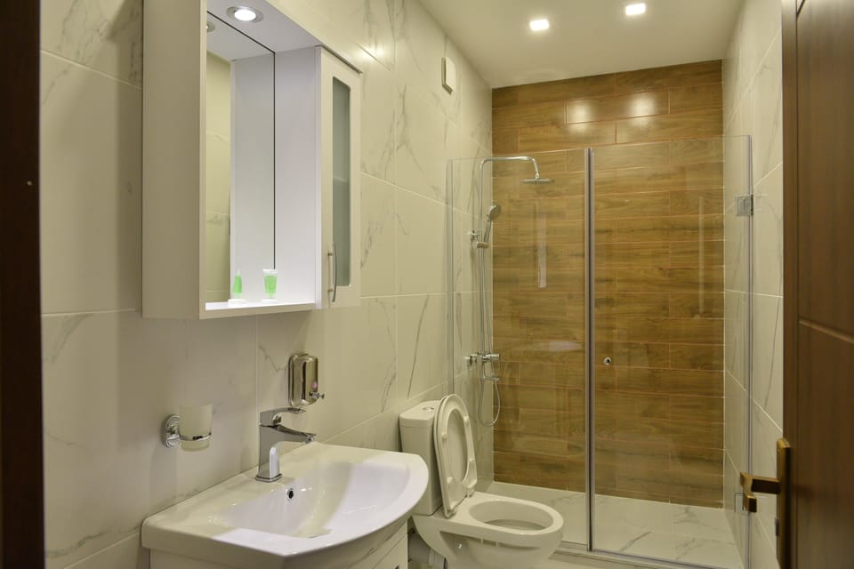 Luxury Double Room, City View | Bathroom | Shower, free toiletries, hair dryer, slippers