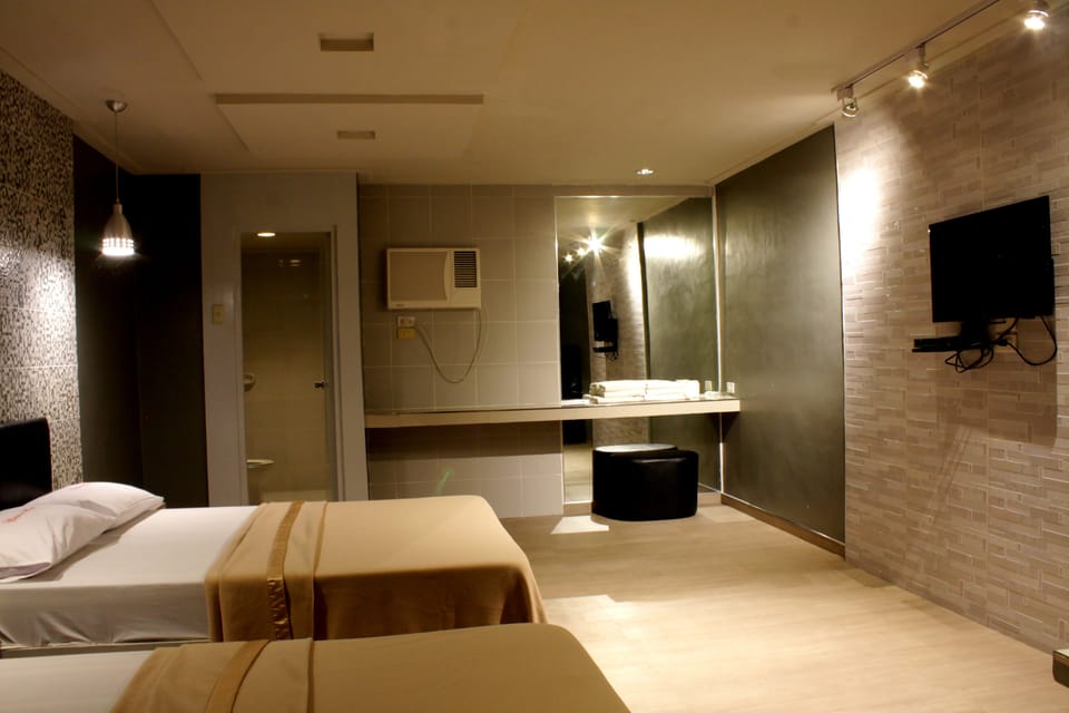 Family Room | Desk, free WiFi