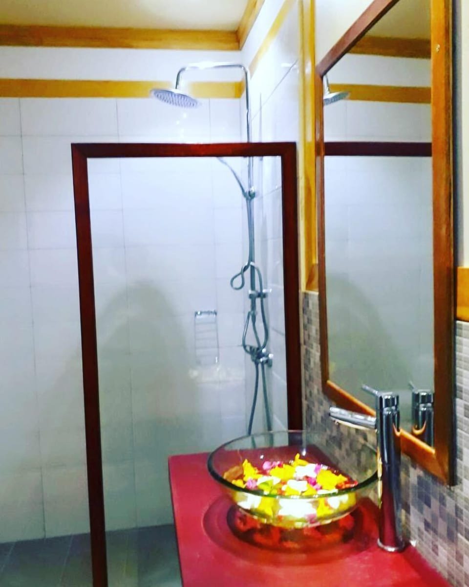 Deluxe Double Room, 1 King Bed, Garden View, Beachfront | Bathroom | Shower, towels