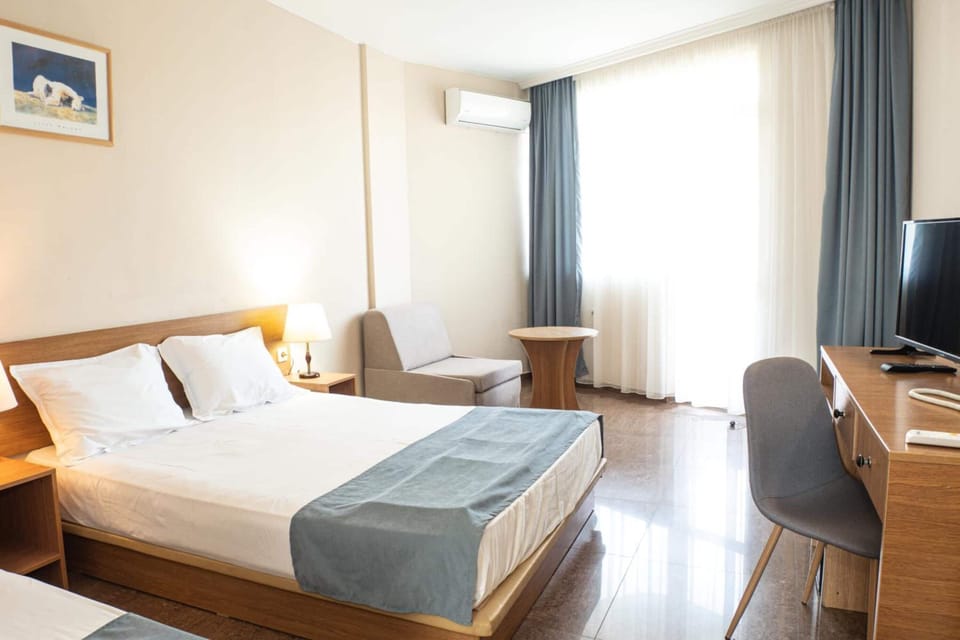 Minibar, WiFi (free)