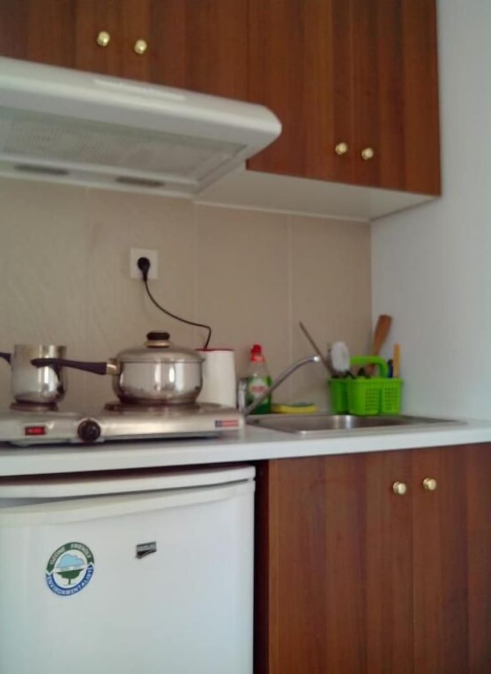 Fridge, stovetop, coffee/tea maker, electric kettle